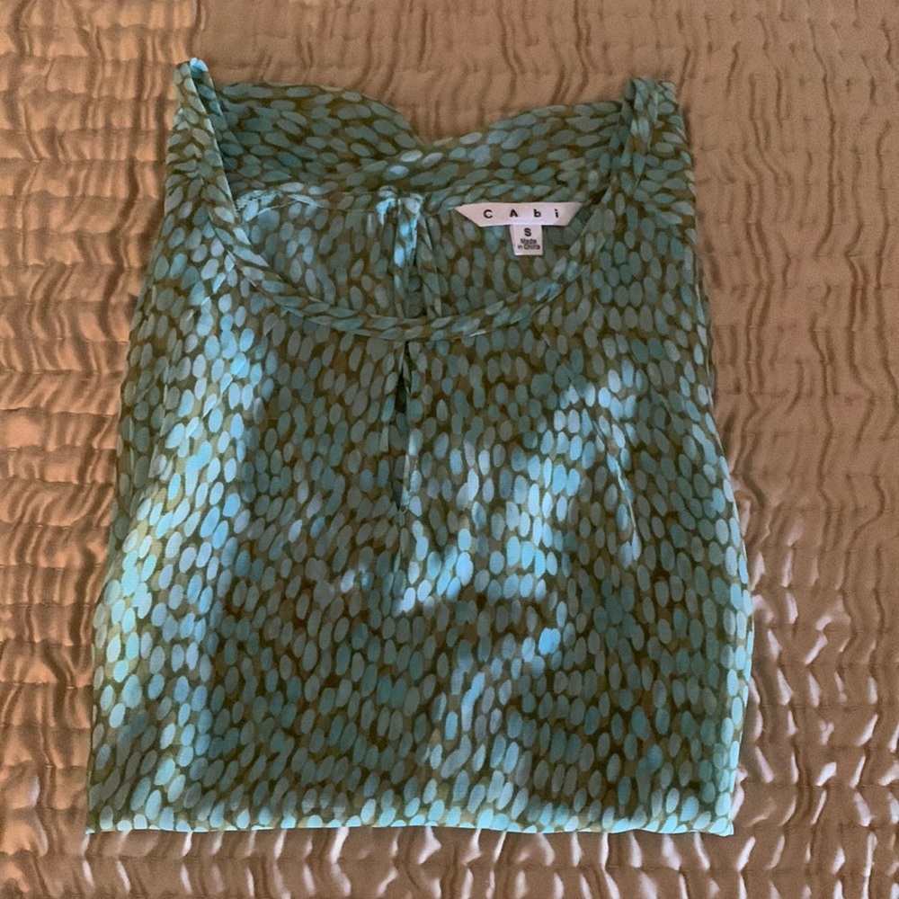 Cabi S top light pretty and perfect for spring summer no flaws!